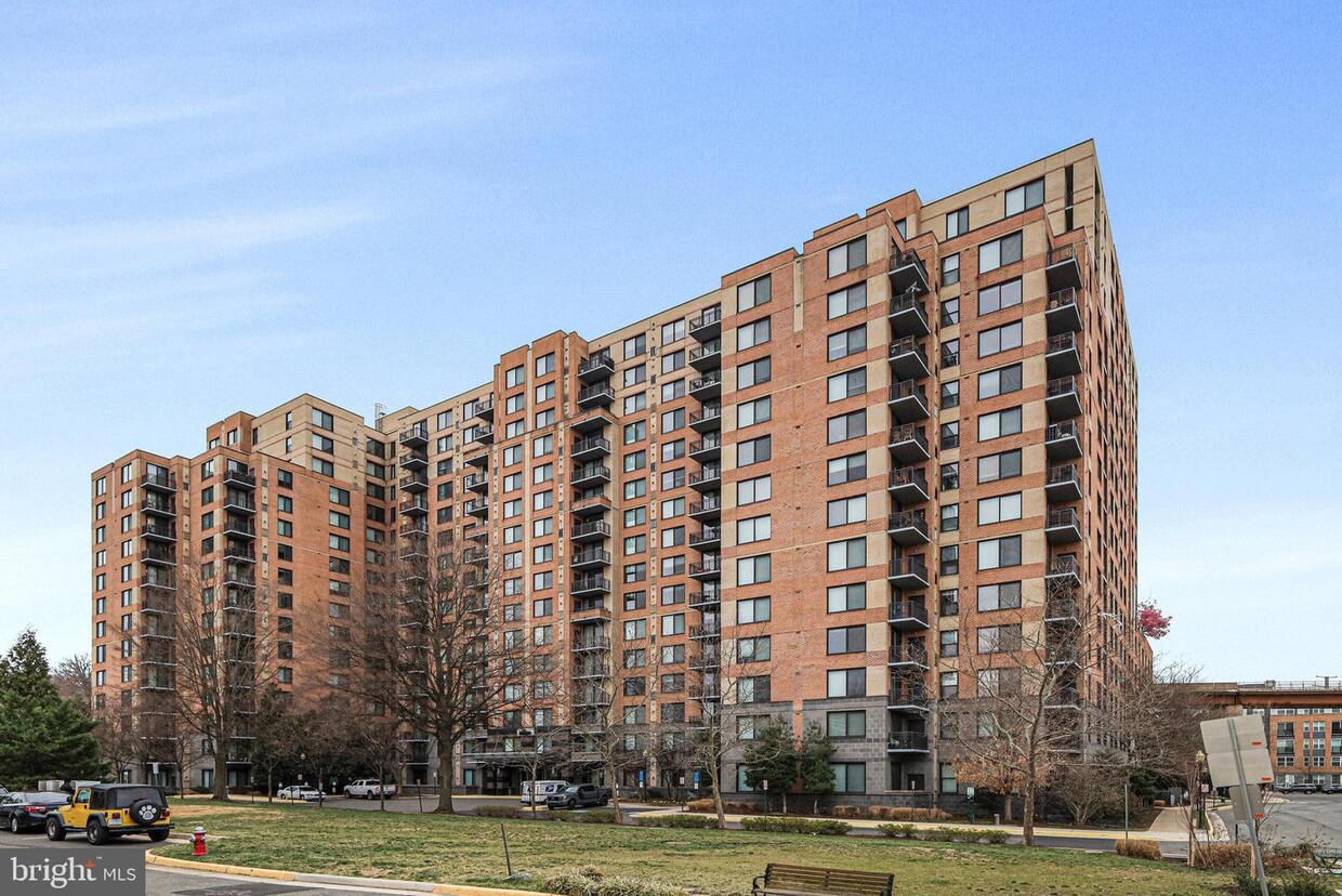 Primary Photo - 2451 Midtown Ave