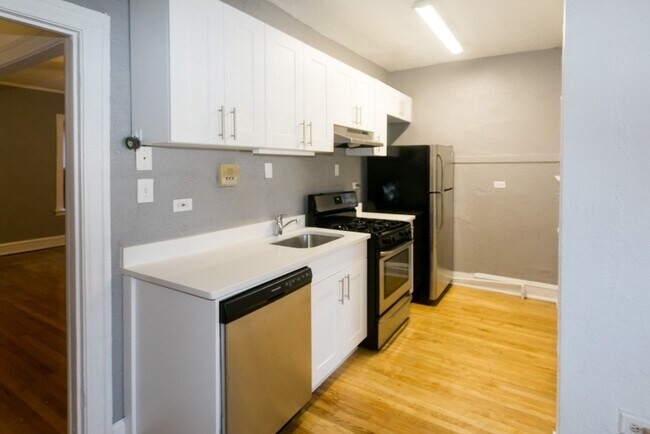 Building Photo - 633 W Cornelia Ave