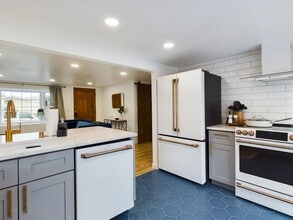 Building Photo - 1322 Potter Ave