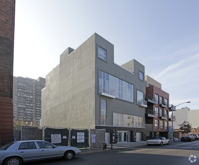 Foto principal - 42-44 Meserole St