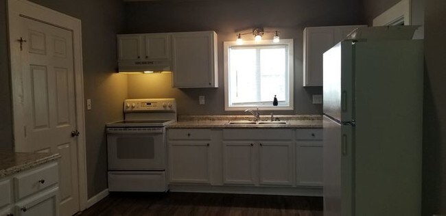 Building Photo - *SELF SHOW AVAILABILITY* 414 W Monroe St