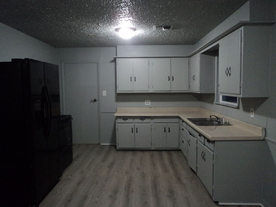 Foto principal - 1215 SW E Ave Lawton Ok, 73501