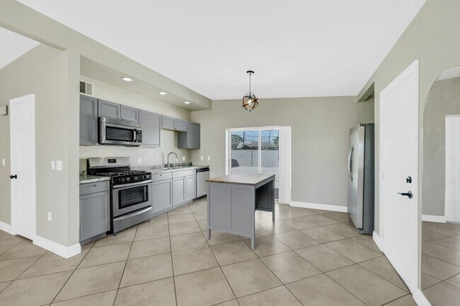 Building Photo - Remodeled 3 Bedroom