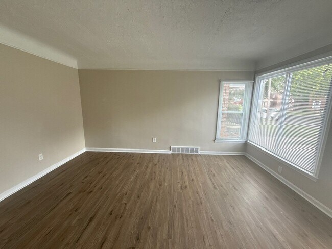 Building Photo - Renovated 3-Bedroom Home – We Welcome Sect...