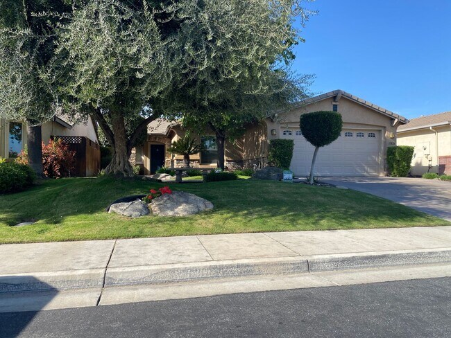 Foto del edificio - Gated Community of Grand Island in Seven Oaks 2 BD 2 BA Gorgeous House