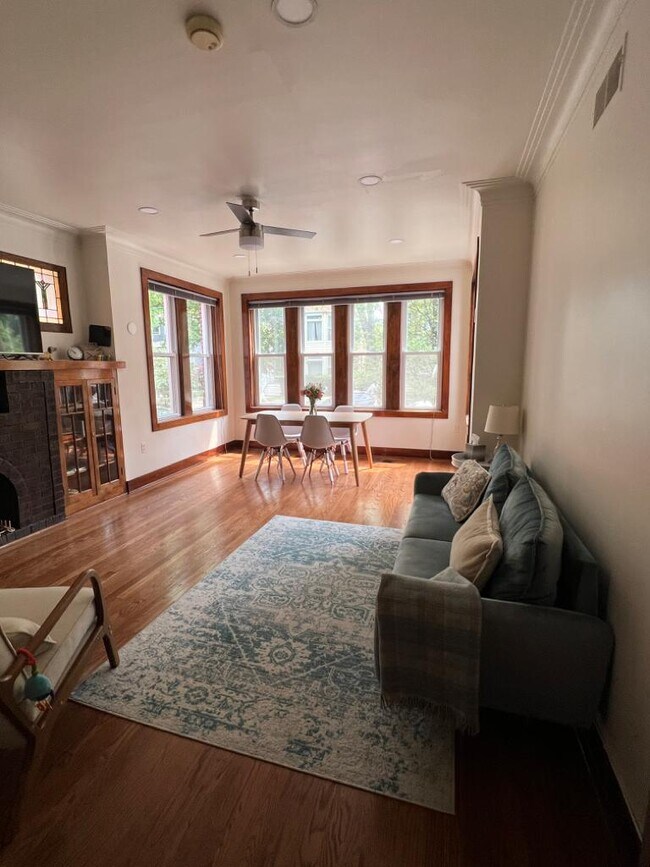 Foto del edificio - 3614 N Greenview Ave
