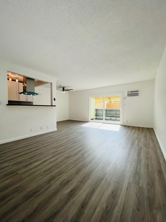 Foto del edificio - 1341 N Poinsettia Pl