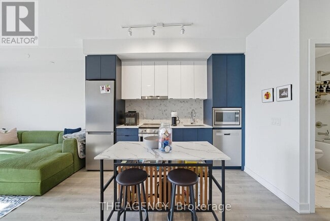 Building Photo - 30 Upper Mall Wy