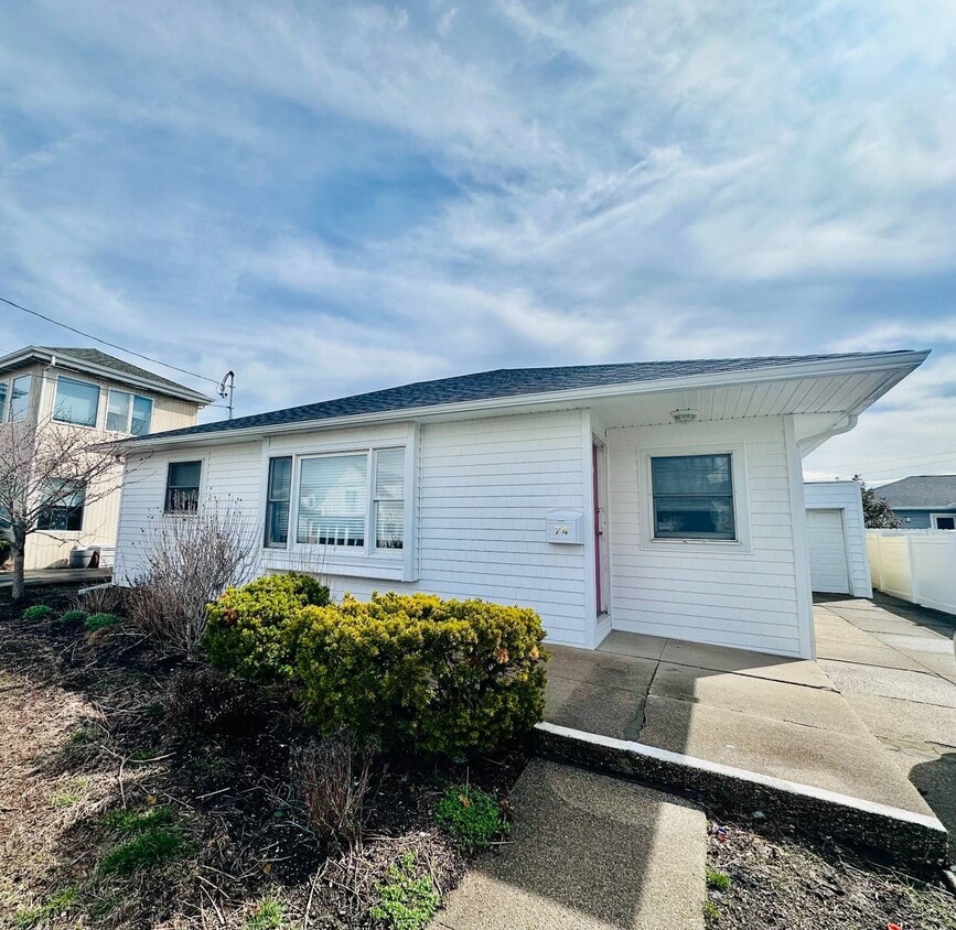 Primary Photo - 74 Bermuda St