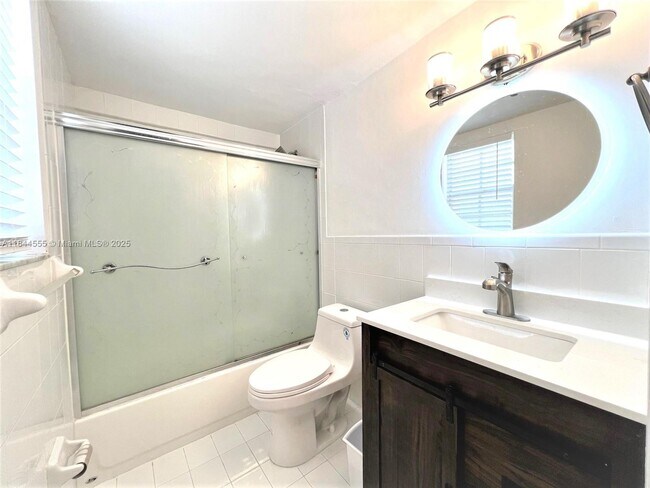 Foto del edificio - 636 NE 63rd St