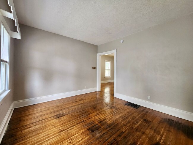 Building Photo - Single family home desirable 19th Ward!!! ...