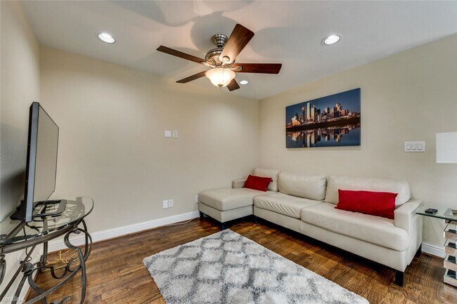 Foto del edificio - 1 br, 1.5 bath Duplex - 4973 Thunder Rd Un...