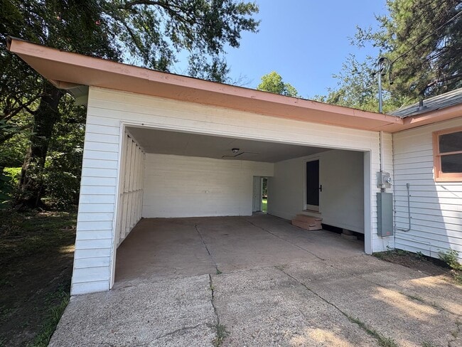 Building Photo - Amazing 4 bedroom/1 bath home with Central Air & Heat!