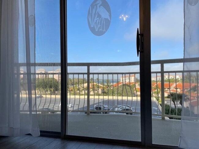 Foto del edificio - 4900 Brittany Dr S