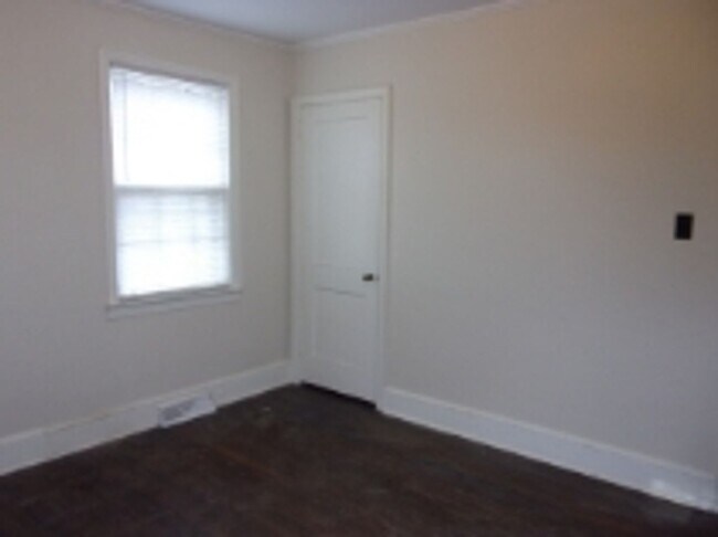 Building Photo - 517 S Jones Ave