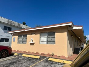 Building Photo - 16041 NE 19th Ct