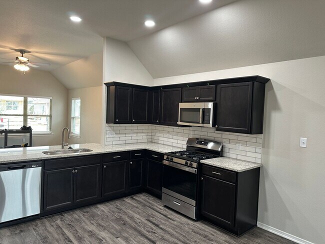 Building Photo - Navasota - NEW BUILD -3 bedrooms / 2 bath ...