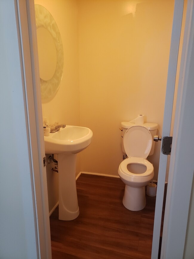 1/2 Bathroom - 5213 Knox St