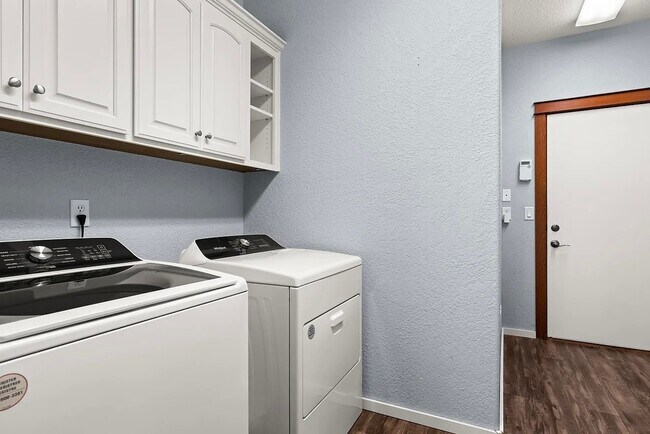 Foto del edificio - 3640 Creek View Dr