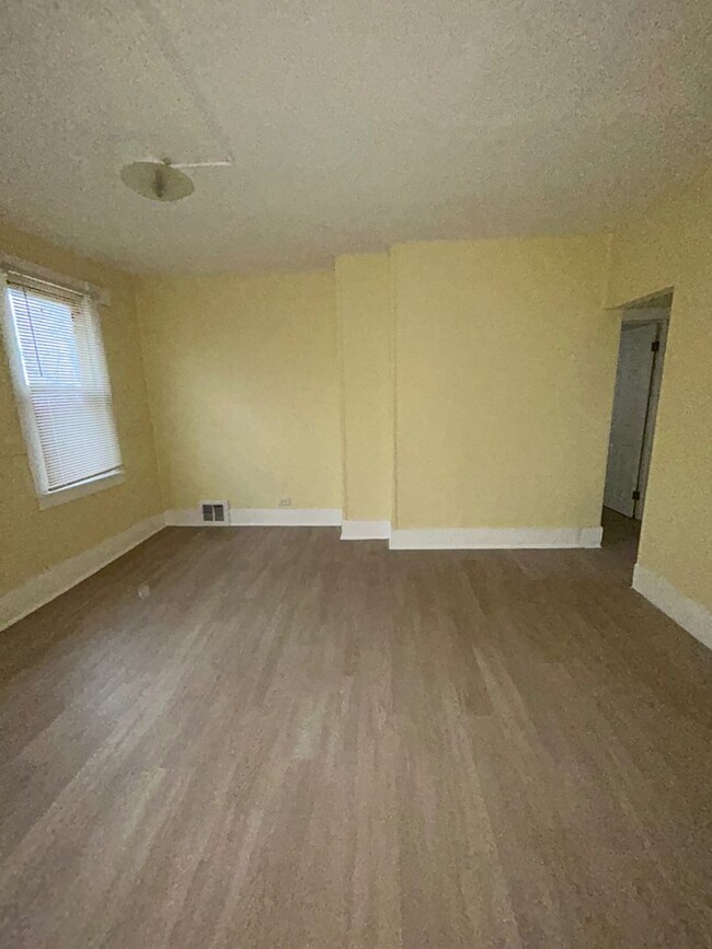 Foto del edificio - 9016 Harris Ave