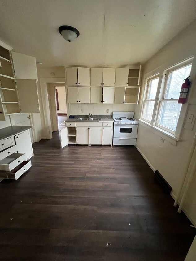 Building Photo - 1 bedroom, 1 bathroom in convenient Waterloo location