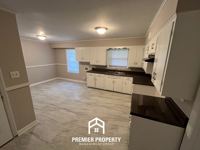 Foto del edificio - Newly Renovated 3BR/2BA in Whitehaven | Screened Porch & 2-Car Garage