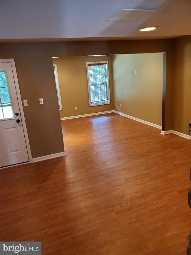 Building Photo - 305 Fox Trail