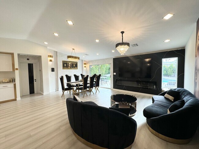 Foto del edificio - AVAILABLE NOW!! STUNNING 3 Bed/2 Bath POOL...