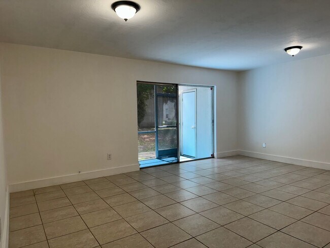 Foto del edificio - For Rent - Recently Remodeled 1/1 Condo - Great location in Kendall - $1,650