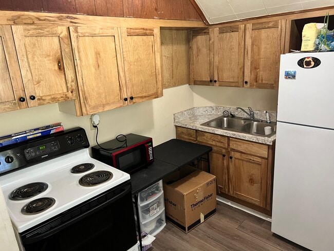 Kitchen - 913 W High St