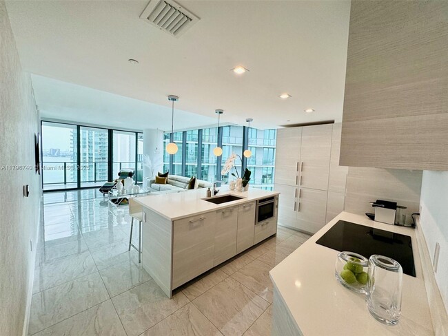 Foto del edificio - 650 NE 32nd St
