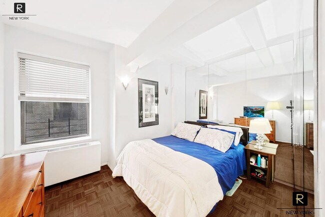 Building Photo - 150 W 51st St