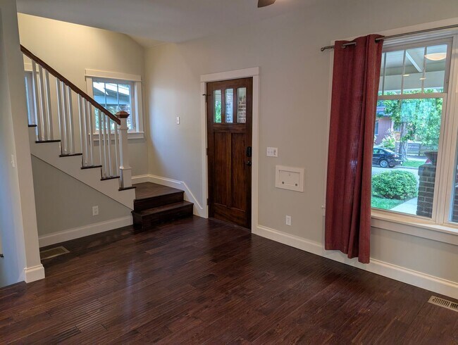 Foto del edificio - Beautiful 3 Bedroom House right across from City Park