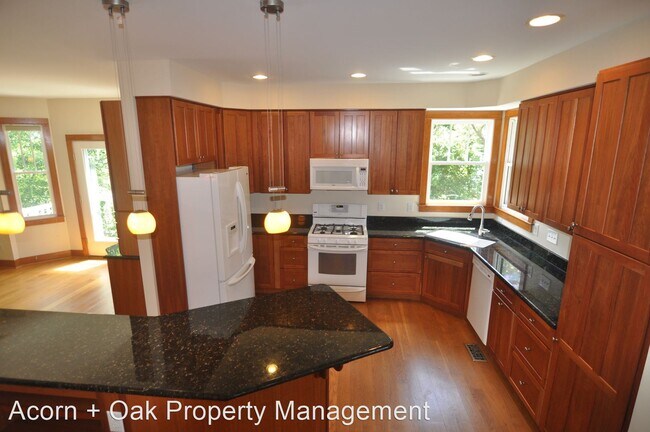 Building Photo - 5 br, 3 bath House - 207 Purple Leaf Place