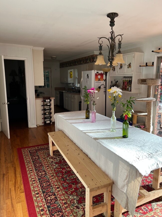 Building Photo - 640 Collingwood Dr