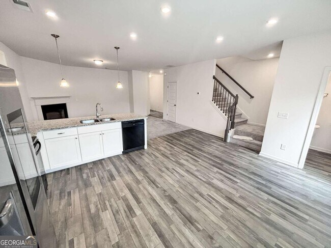 Building Photo - 5784 Silver Lk Dr