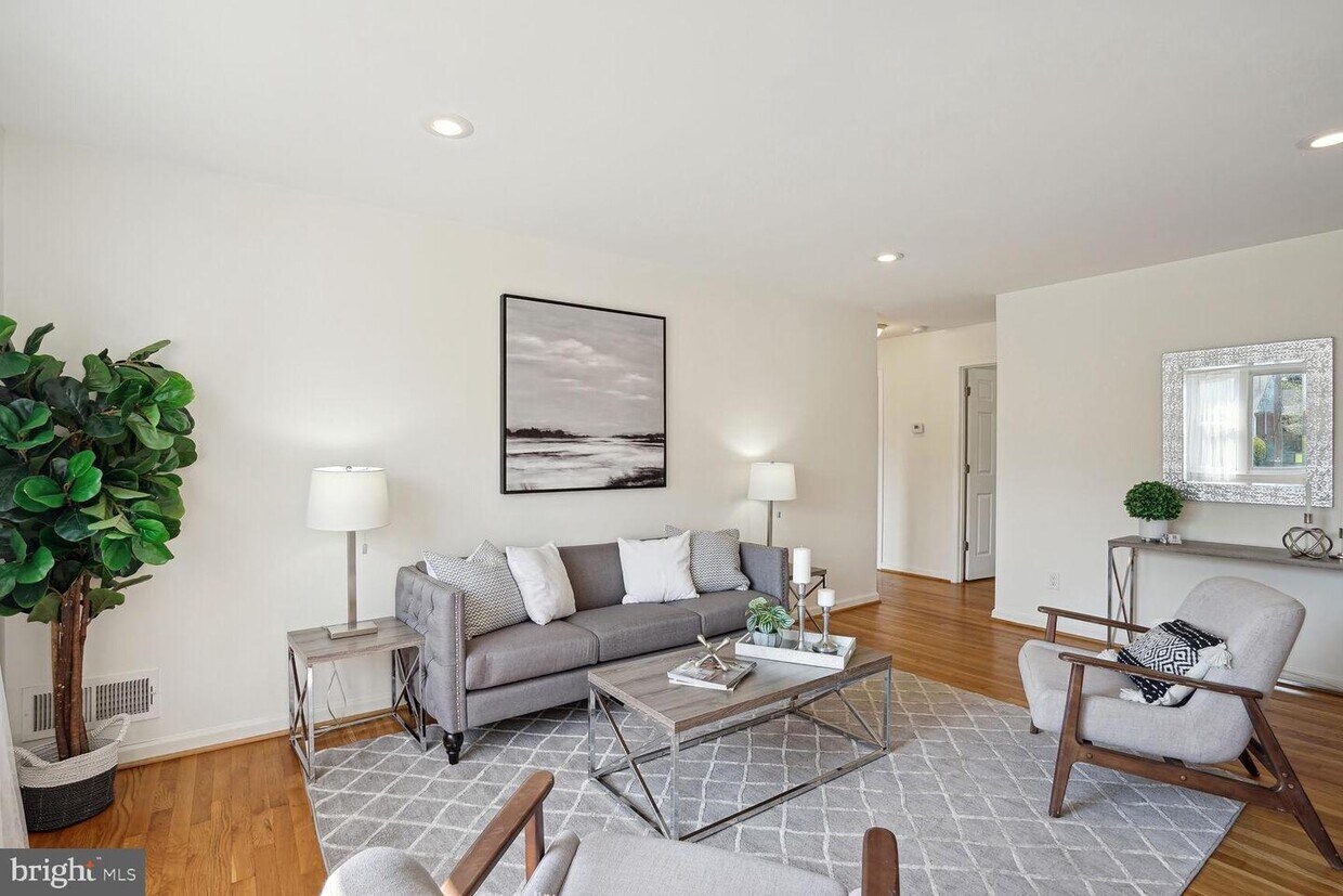 Foto principal - 7424 Northrop Rd