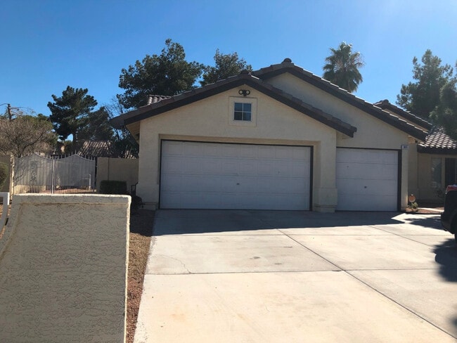 Building Photo - Well Maintained Single Story Pool Home in ...