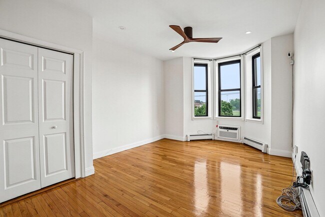 Foto del edificio - 82 Manhattan Ave