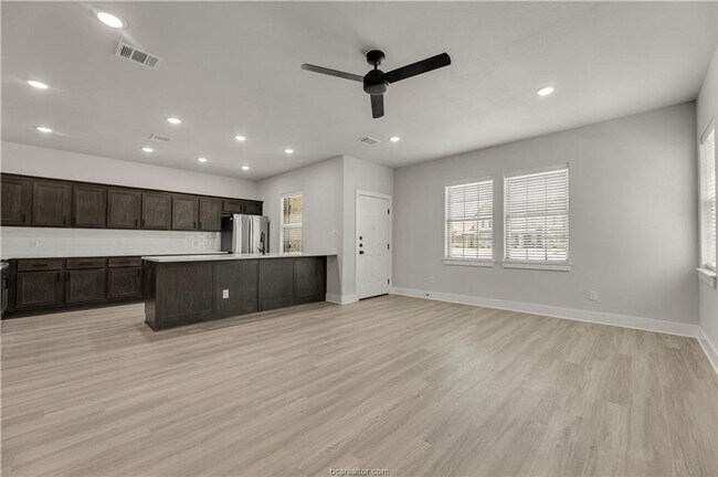 Foto del edificio - Brand New Barracks Townhome for August 202...