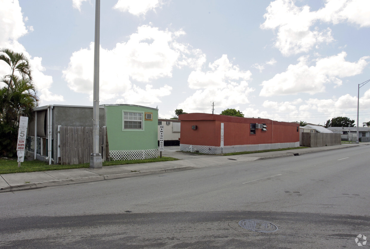 Building Photo - Hibiscus Trailer Park