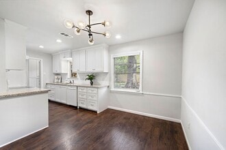 Building Photo - 5106 De Lange Ln