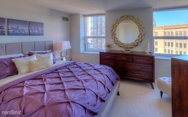 Foto del edificio - 1 br, 1 bath Apartment - 10 E Grand Ave