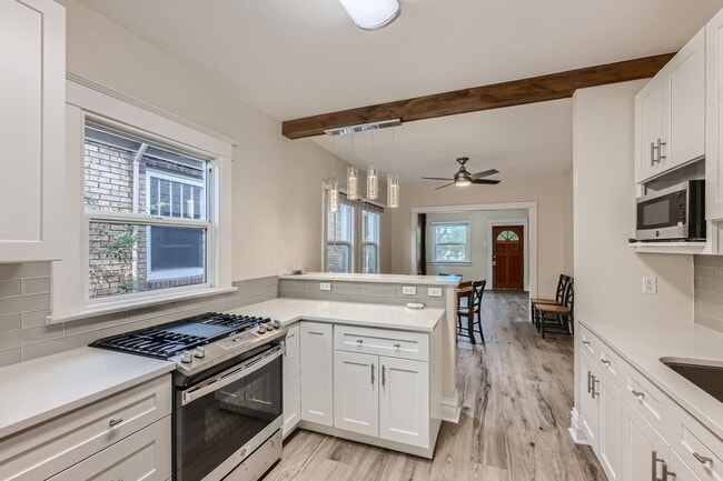 Building Photo - Great 1 Bed 1 Bath Duplex in the Heart of ...