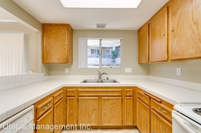 Building Photo - 3 br, 2.5 bath House - 7361 Mission Trails...