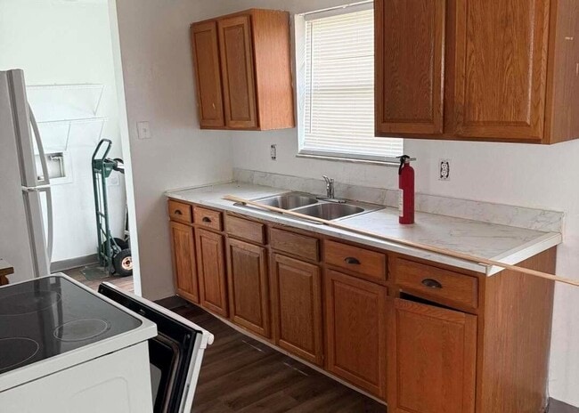 Foto del edificio - 5713 Candlewood Ave