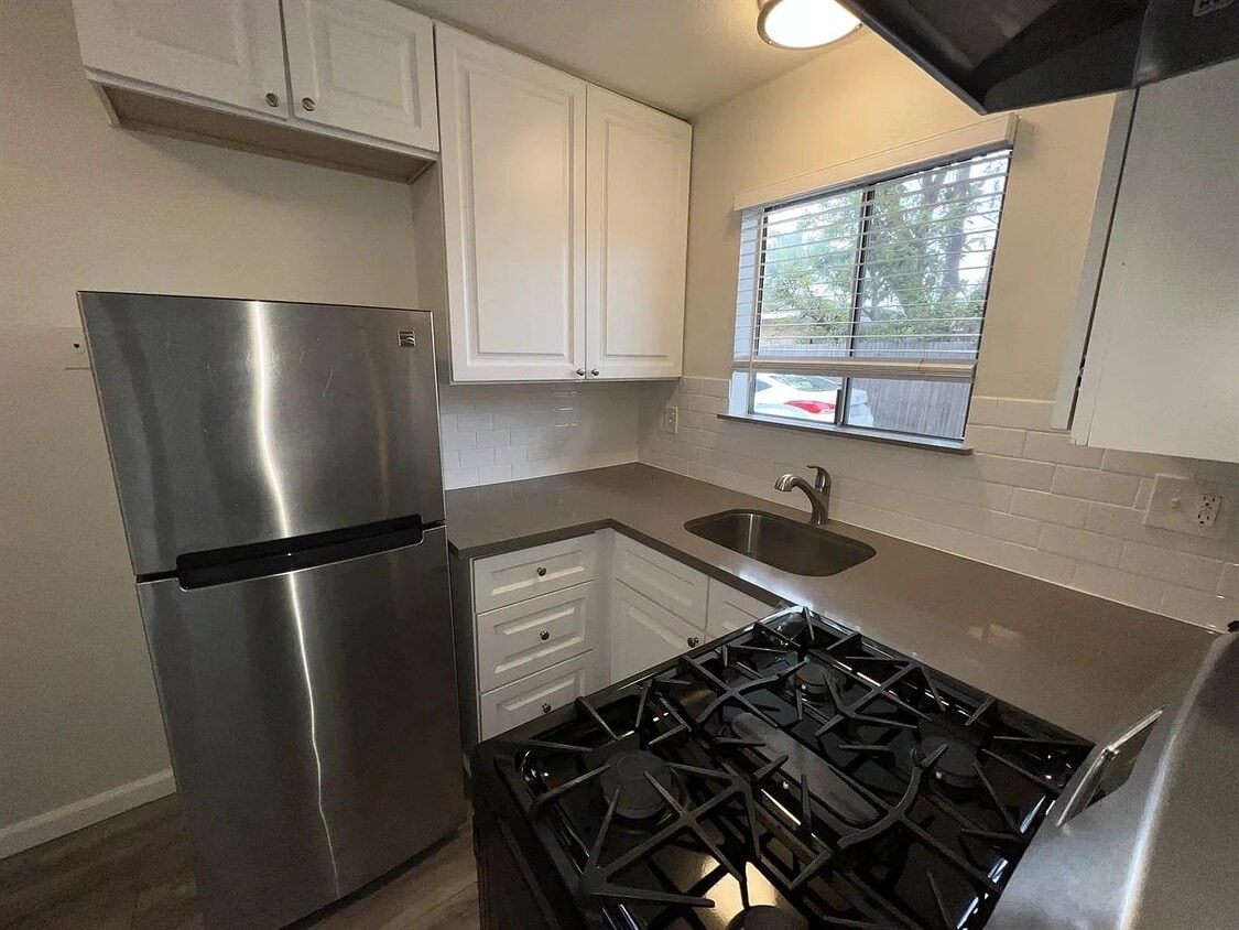 Building Photo - 215