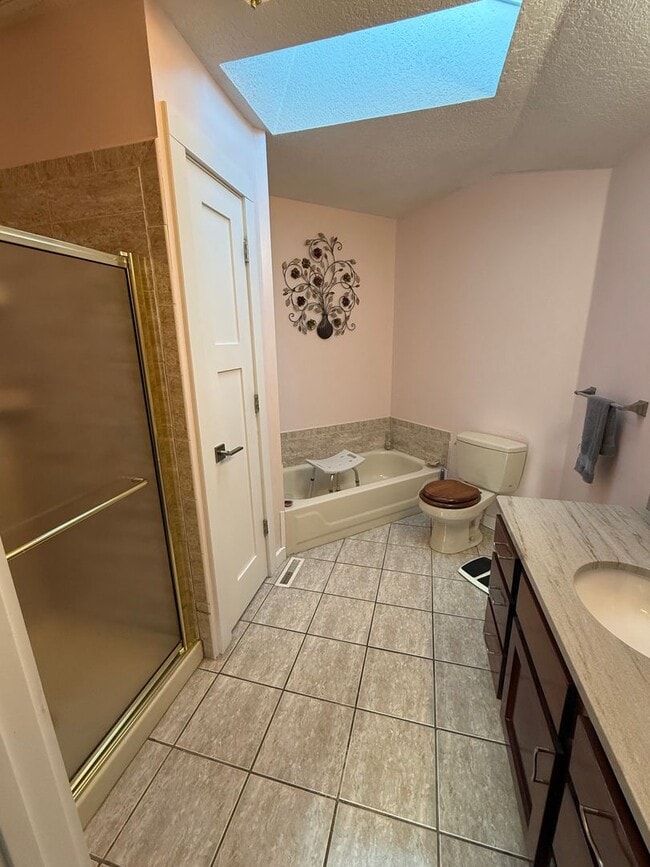 Building Photo - Rent: $2300; 3 Bed