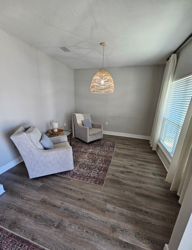 Foto del edificio - 5825 Danbury Blvd