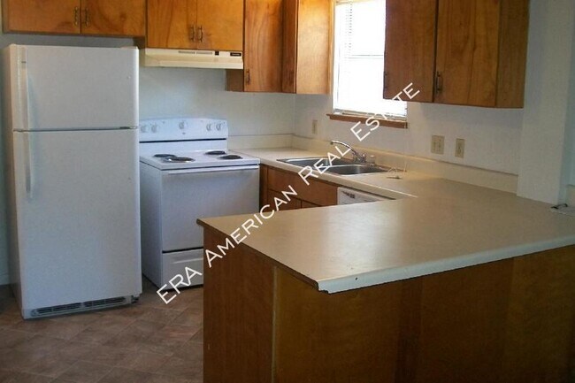 Building Photo - Townhome with fenced yard